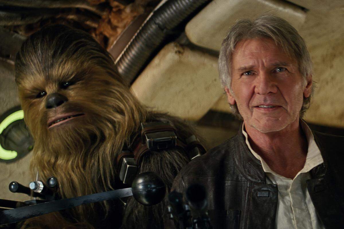 "Star Wars" bekommt 2018 ein Spin-off über Han Solo, den Harrison Ford insgesamt viermal verkörperte. Erzählt wird die Geschichte des jungen Han Solo, wie er zum Weltraum-Schmuggler wird. Das Erfolgs-Duo Chris Miller und Phil Lord ("The Lego Movie", "21 Jump Street") hatte zunächst die Regie übernommen. Im Juni stiegen sie aus dem Filmprojekt aus. Grund: Unterschiedliche Vorstellungen über den Film mit der Disney-Tochter Lucasfilm. Tausende Schauspieler wurden von Disney und Lucasfilm getestet, nun wurde man fündig:  
