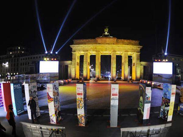 1000 überdimensionale Dominosteine wurden auf einer Strecke von zwei Kilometern zwischen Potsdamer Platz und Brandenburger Tor aufgestellt. Die Steine waren von Menschen in aller Welt künstlerisch gestaltet worden.