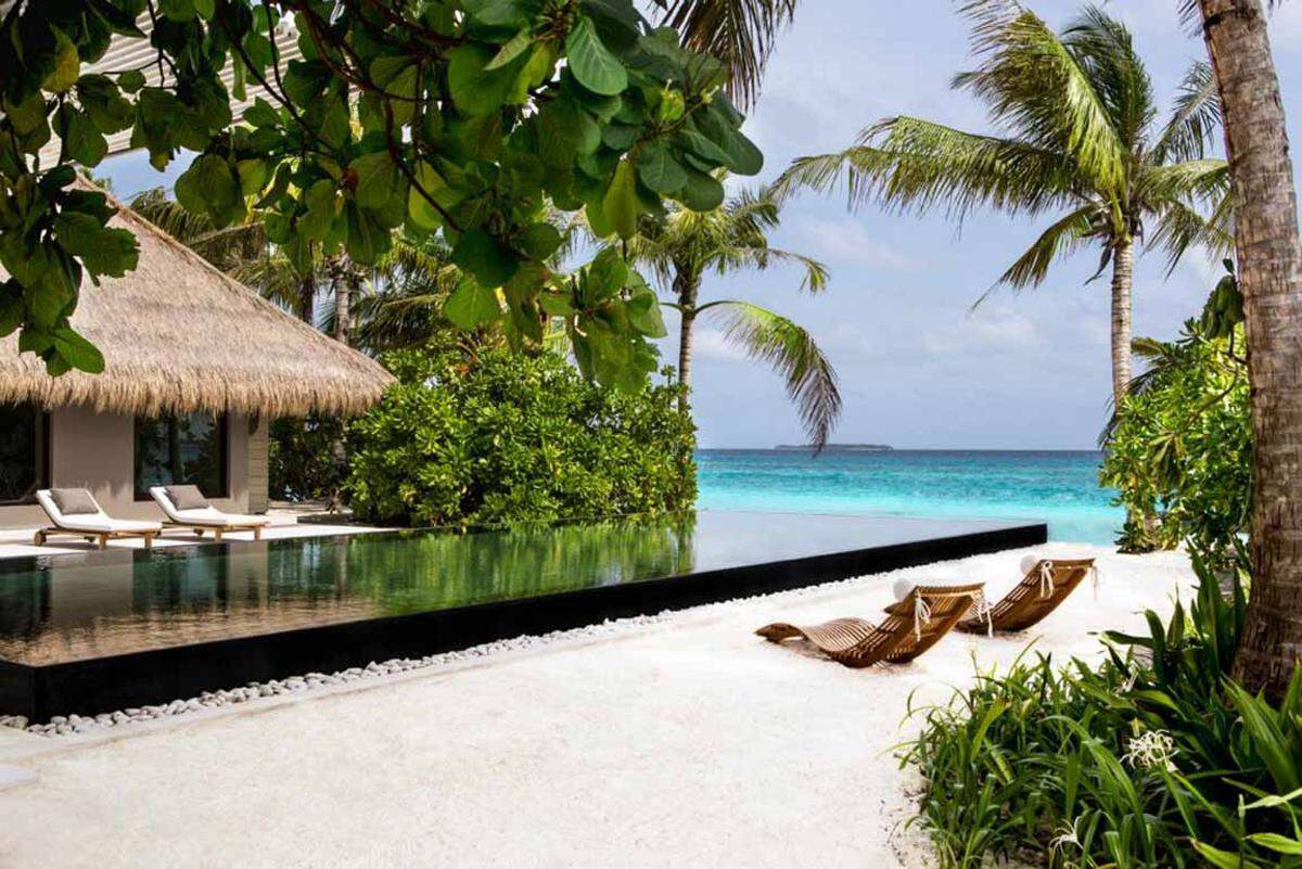 Das exklusive Designer-Resort befindet sich auf dem Noonu-Atoll. Verfügbar sind die klassischen Zimmeroptionen wie Wasser- oder Beachvillen. Darüber hinaus gib es auch noch die "Owners Villa", in der man sich ganz wie zu Hause fühlen soll.