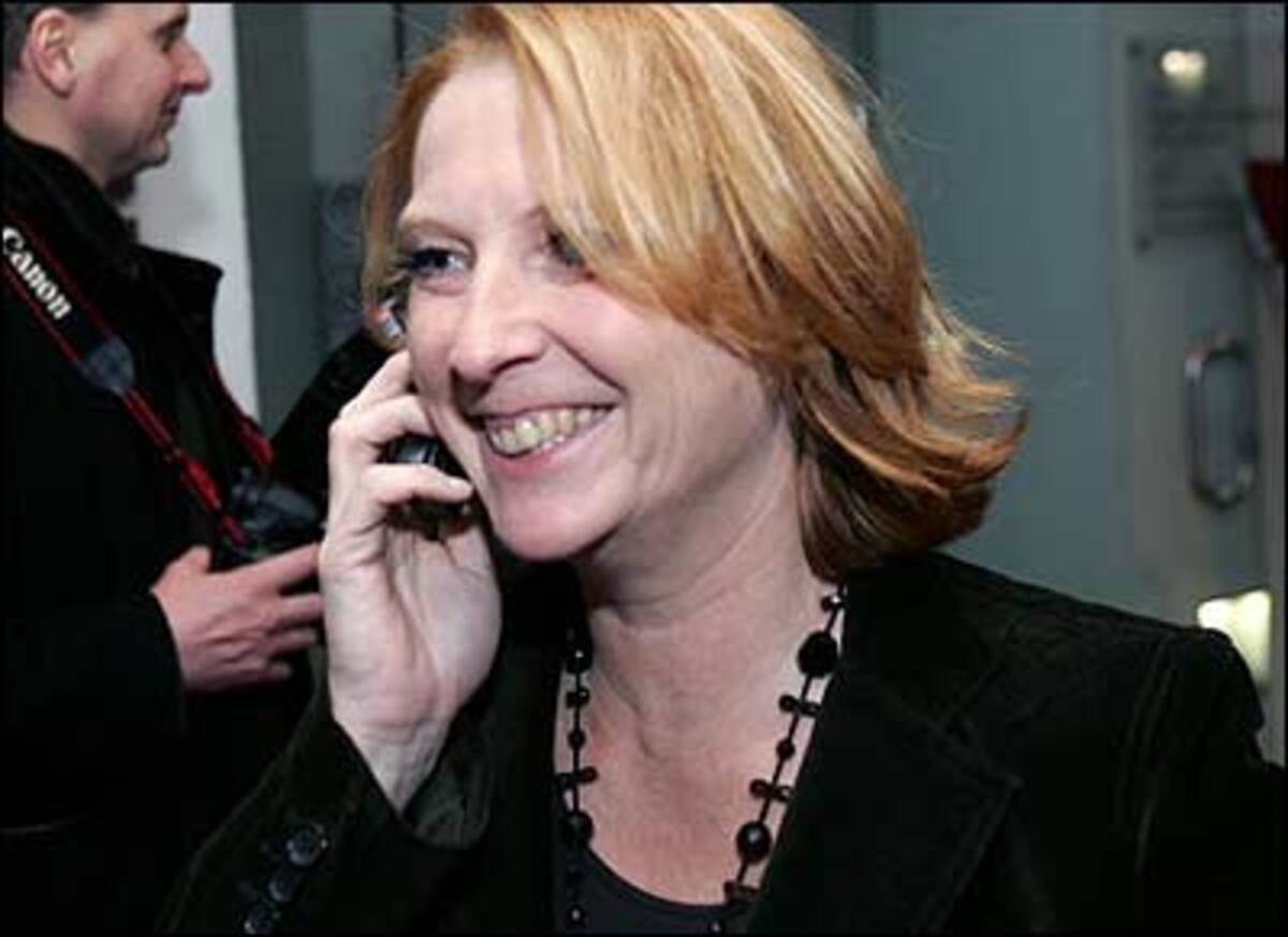 Doris Bures tritt als Frauenministerin in die Fußstapfen von Johanna Dohnal, Helga Konrad und Barbara Prammer. Ab 2000 wurden Frauenagenden im Ministerium für Soziale Sicherheit und Generationen mitbetreut. Herbert Haupt, und nach seinem Rücktritt 2005 Ursula Haubner, standen diesem Ministerium vor.