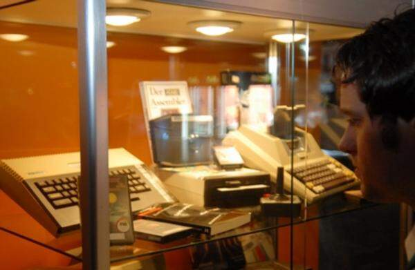 Während auf der größten Spielemesse Europas, der Gamescom in Köln, ein nagelneues Spiel nach dem anderen gezeigt wird, findet sich in einer der riesigen Ausstellungshallen ein Kleinod für Fans der Computerspiel-Geschichte. Dutzende Konsolen aus den 1970er bis 1990er Jahren werden dort ausgestellt, ein paar davon können auch ausprobiert werden.