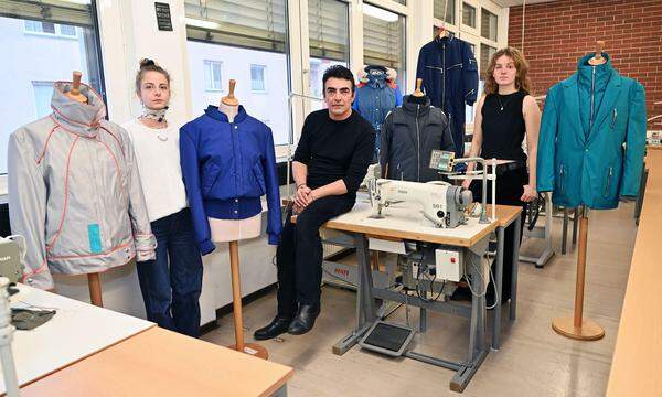 Eine Projekt, das Fragen aufgeworfen hat: Gregor Pirouzi mit den Modeschülerinnen Theresa Schönegger (l.) und Sidi Robol.