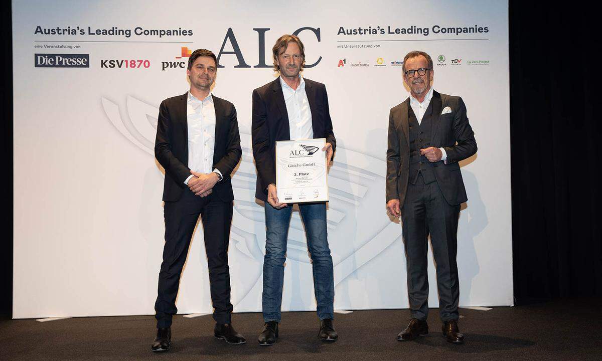 Auszeichnung Top-Großbetriebe, Kategorie National - 3. Platz für die Gitsche GmbH: A1 Telekom-Verkaufsmanager Rene Eres (l.) und Landtagsabgeordneter Herwig Seiser (r.) verleihen den ALC-Preis an Gitsche-Geschäftsführer Peter Schwarzenbacher.