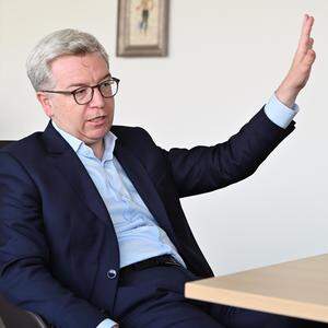 Michael Höllerer, Generaldirektor der Raiffeisenlandesbank Niederösterreich-Wien, legte ein „grundsätzliches Interesse“ an den zum Verkauf stehenden Medienbeteiligungen von Signa offen. 
