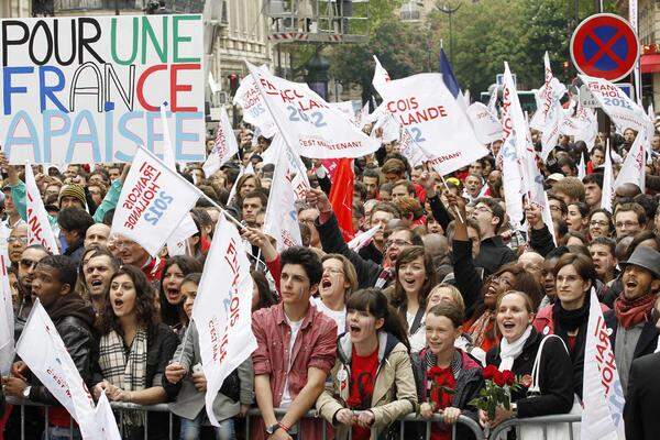 Die Rue Solferino, wo sich der Sitz der sozialistischen Partei befindet, hatte sich bereits vor Bekanntwerden des Wahlergebnisses mit hunderten Sympathisanten Hollandes gefüllt.