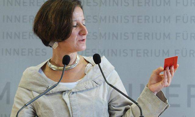 Die frühere Innenministerin Johanna Mikl-Leitner (im Bild eine Pressekonferenz im Juli 2011) wollte eine Obergrenze für Asylanträge. Die wurde zwar beschlossen, aber nie eingeführt. 