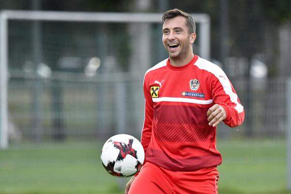 Wenig zu lachen hatte der Ingolstadt-Legionär. Nach dem Rücktritt von Christian Fuchs der logische Nachfolger erhielt er gegen Georgien die Chance, musste dann aber dem Experiment Kevin Wimmer Platz machen.