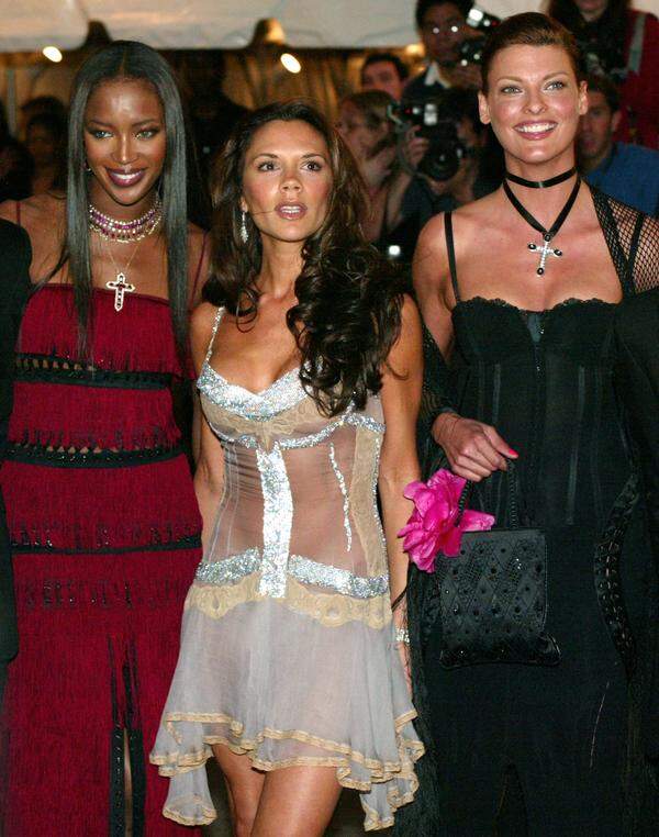Beckham mit den Topmodel Naomi Campbell und Linda Evangelista bei der Met Gala 2003. 