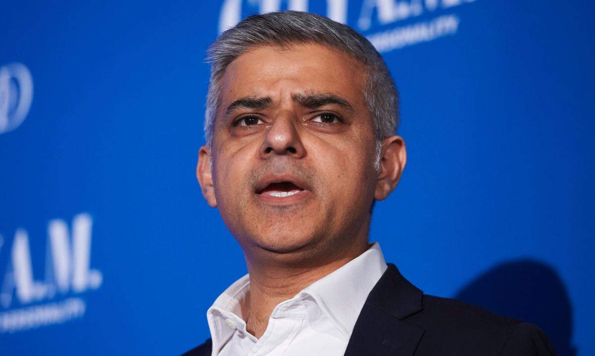 Der Londoner Bürgermeister Sadiq Khan hat sich nach den Terrorattacken mit folgender Botschaft an die Öffentlichkeit gewandt. "Londoner werden sich niemals von Terror einschüchtern lassen", sagte Khan. Gleichzeitig sprach er den Betroffenen sein Mitgefühl aus. "Meine Gedanken gelten denen, die geliebte Menschen verloren haben und allen Betroffenen", ließ Khan wissen.