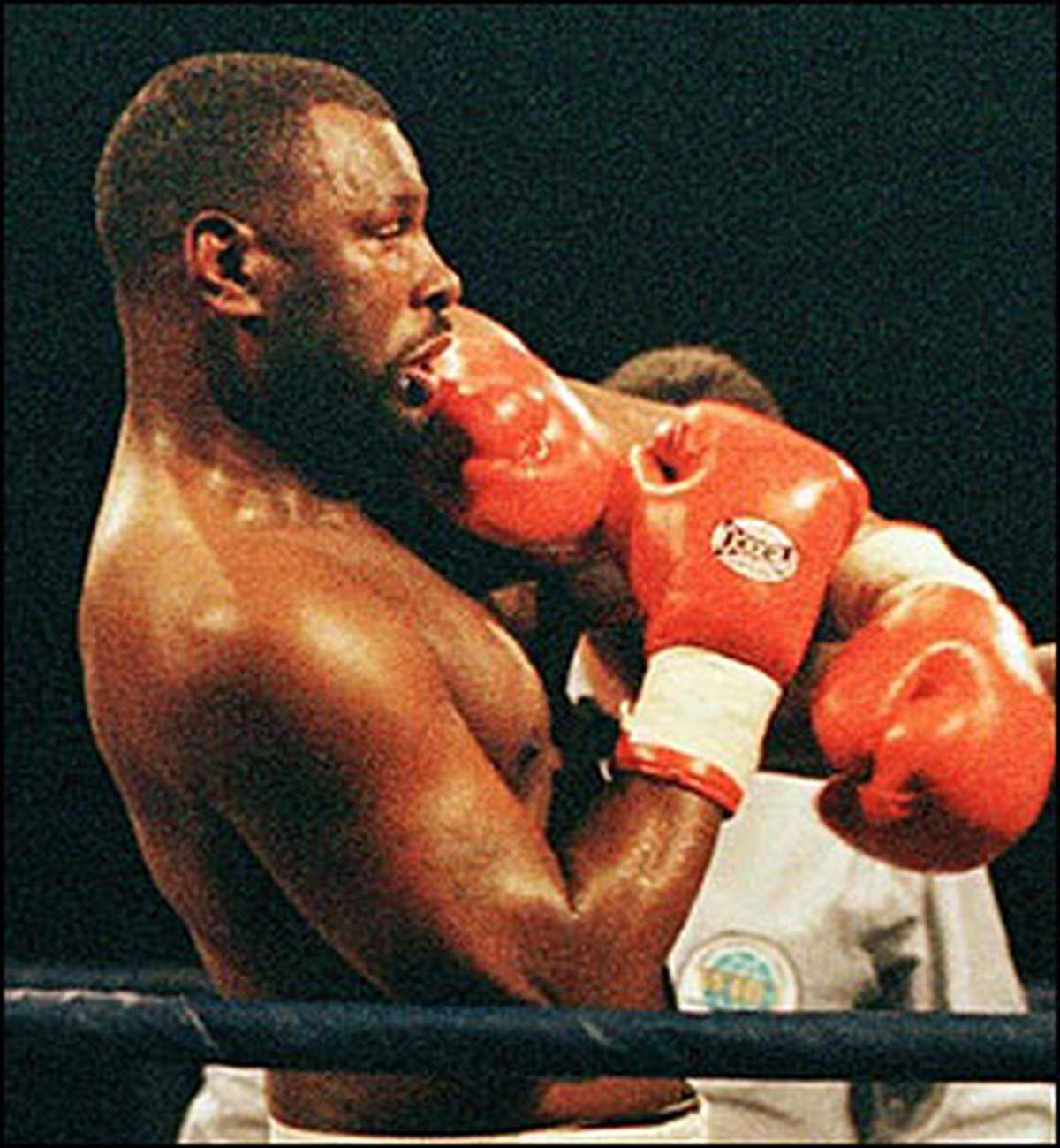 Am 1. August 1987 vollzog Tyson die Vereinigung aller Titel: Gegen Tony Tucker gewann er auch den IBF-Titel holte, von nun an war er unumstrittener Schwergewichtsweltmeister aller Verbände.