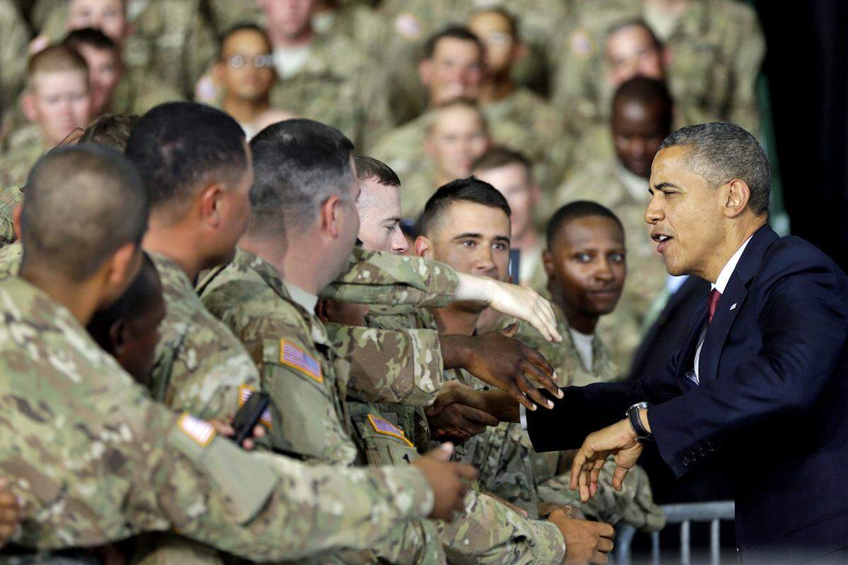 "Wir werden schlanker, aber wir bleiben überlegen", lautet das Motto von Obama im Militärbereich. In den kommenden zehn Jahren sollen dafür rund 346 Milliarden Euro eingespart sowie 100.000 Soldaten abgebaut werden. Intensivieren will der Demokrat hingegen den Cyber-War, den Einsatz von Drohnenprogrammen und die US-Präsenz im pazifischen Raum.