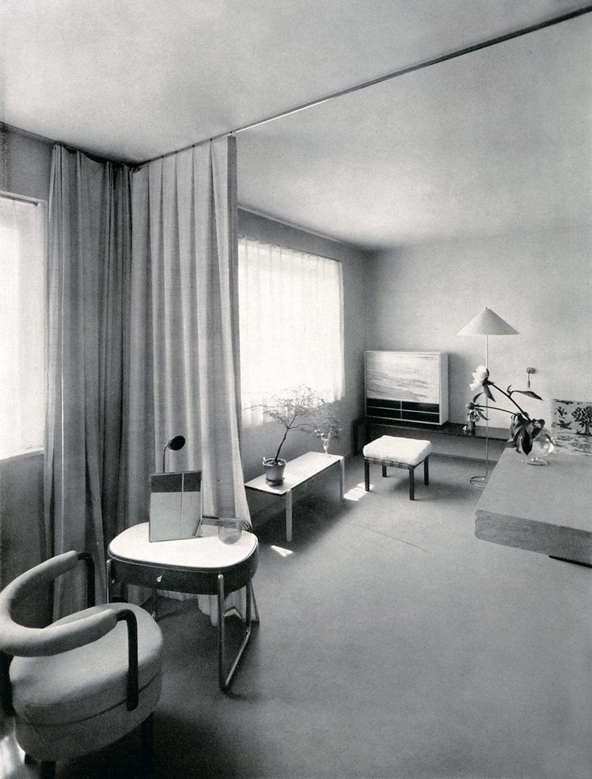 Für die Ausstellungsdauer von acht Wochen wurden die kleinen Wohnräume rationell und nach unterschiedlichem Geschmack eingerichtet. Schlafzimmer in Haus 45 von Jacques Groag 1932