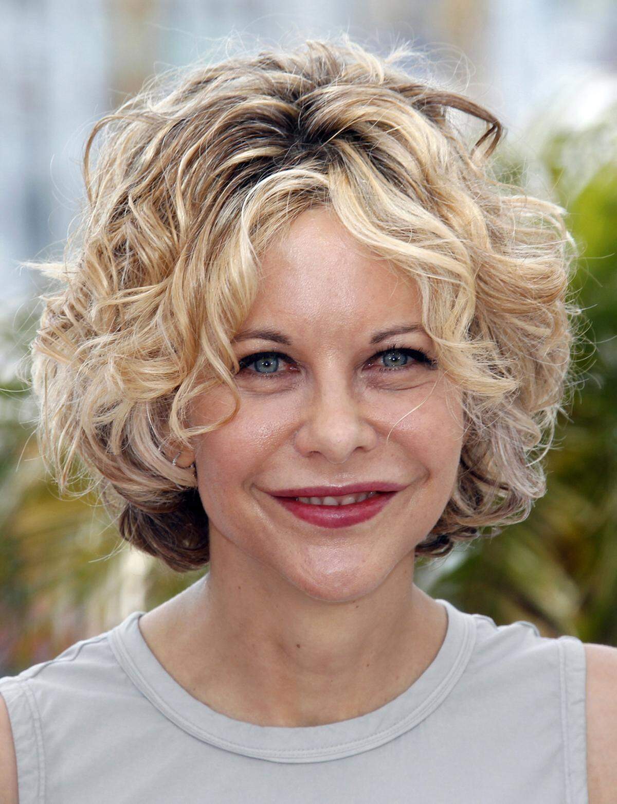 Meg Ryan ist nur noch mit Schlauchboot-Lippen und aufgedunsenen Backen am roten Teppich zu sehen. Da wollte sie wohl zu viel glatt bügeln.