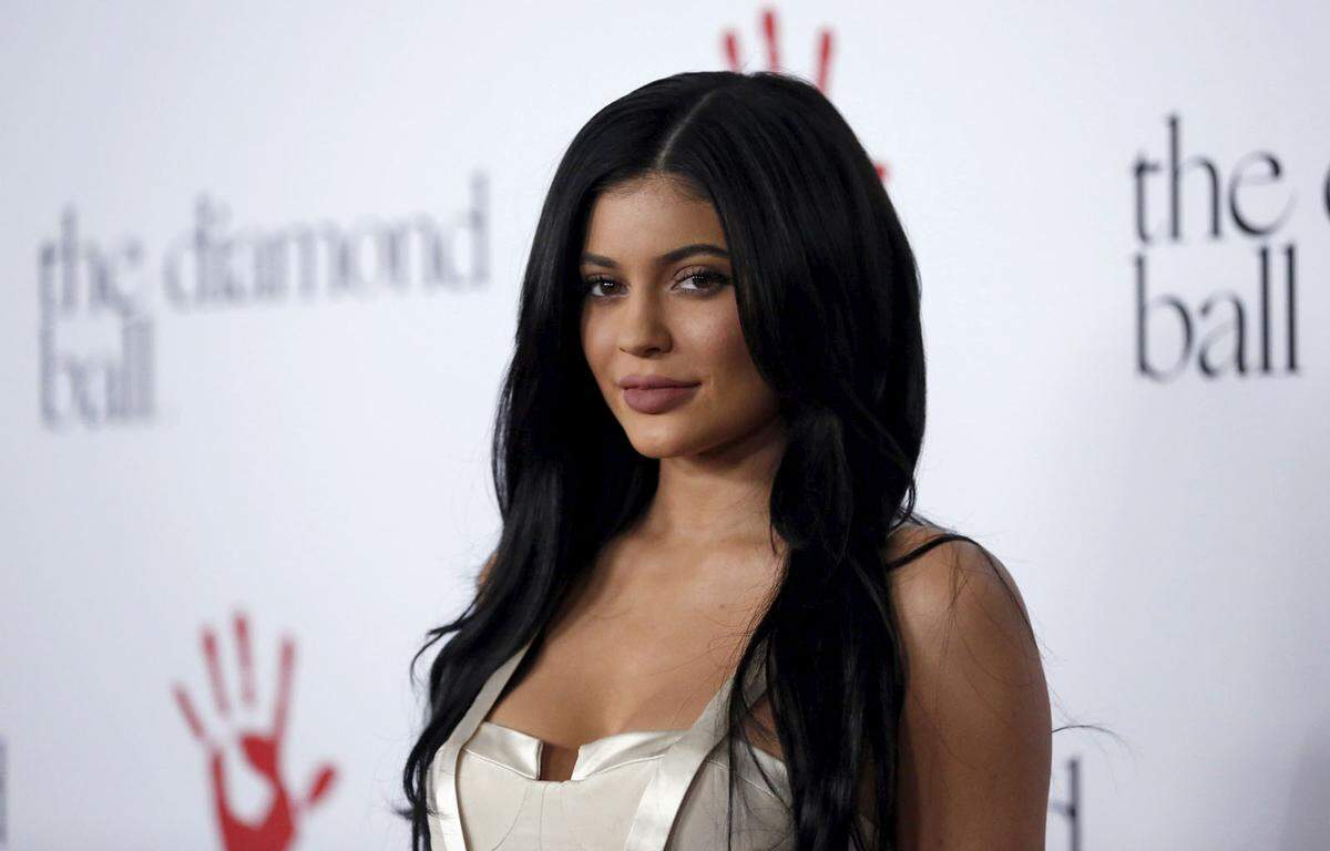 Ebenfalls keine Unbekannte ist Kylie Jenner auf Platz 23. Die Halbschwester von Reality-TV-Star Kim Kardashian hat ihr Vermögen - eine Mrd. Dollar - mit Kosmetikprodukten angehäuft. Sie ist mit 21 Jahren die jüngste Selfmade-Milliardärin, die es jemals gab. Ihre Firma Kylie Cosmetics, die sie 2015 gründete, gehört ihr zu 100 Prozent.