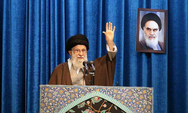 Der iranische Revolutionsführer Ali Khamenei schwört seine Landsleute auf einen kompromisslosen Kurs ein.