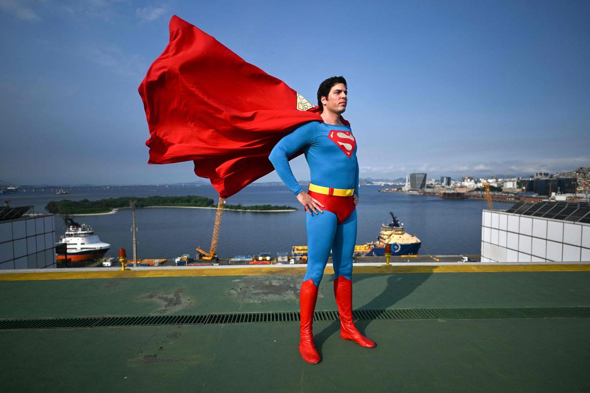 17. April. Leonardo Muylaert ist auch bekannt als „Brasiliens Superman“. Der 36-Jährige, im Brotberuf Anwalt, posiert auf einem Krankenhaus in Rio de Janeiro. 