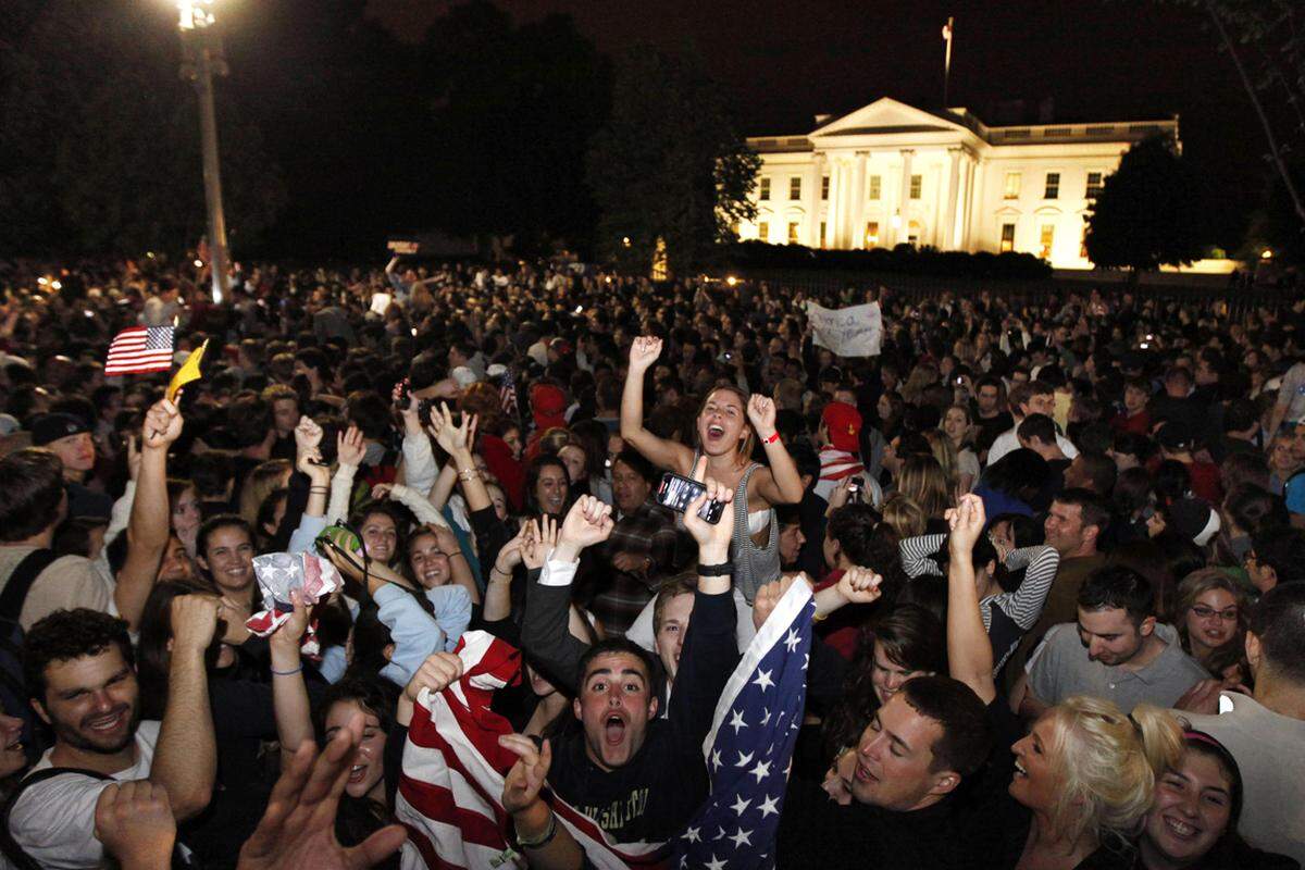 Unter "USA, USA"-Rufen versammeln sich die Menschen vor dem Weißen Haus in Washington, auf dem Santa Monica Boulevard in Los Angeles und am Ground Zero in New York.