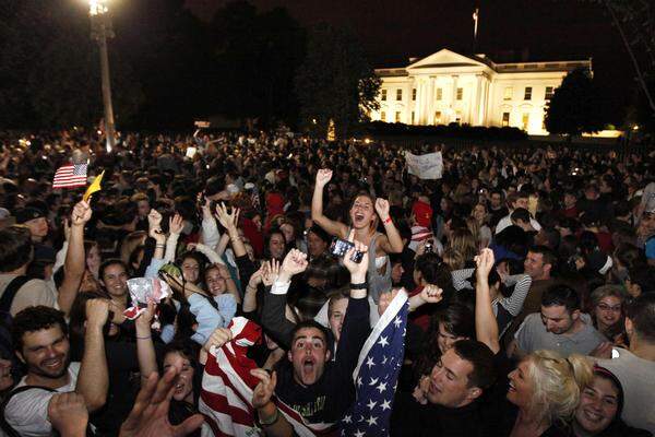 Unter "USA, USA"-Rufen versammeln sich die Menschen vor dem Weißen Haus in Washington, auf dem Santa Monica Boulevard in Los Angeles und am Ground Zero in New York.