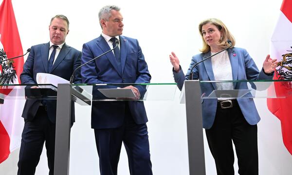 Jetzt werden die Verhandlungen zwischen SPÖ-Chef Andreas Babler, ÖVP-Chef Karl Nehammer und Neos-Chefin Beate Meinl-Reisinger kritisch.