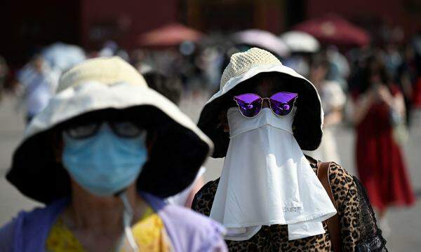 Nicht nur die Touristen in Peking müssen kreativ werden, um bei den steigenden Temperaturen noch sicher zu sein. 