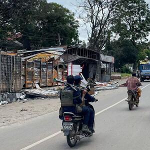Dieses Foto vom 10. August 2024 zeigt Mitglieder der bewaffneten ethnischen Gruppe „Myanmar National Democratic Alliance Army“ (MNDAA) auf einem Motorrad in Lashio im nördlichen Shan-Staat von Burma nach tagelangen Zusammenstößen mit dem burmesischen Militär in der Region.