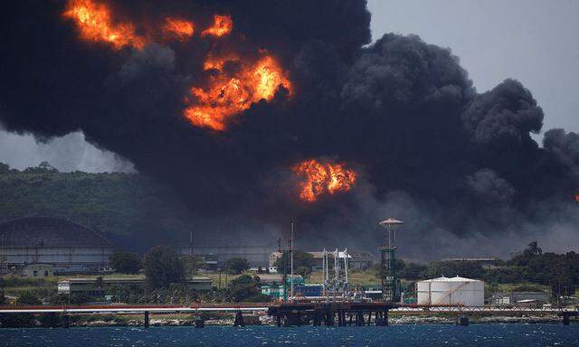 FILE PHOTO: Major fire spreads at Cuban fuel storage facility hit by lightning