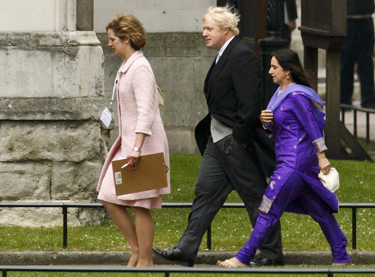 Londons Bürgermeister Boris Johnson eilt schnellen Schrittes, um einen guten Platz in der Kirche zu bekommen.