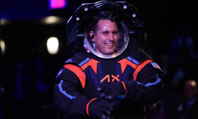 Chefingenieur Jim Stein in einem Raumanzugfür die Artemis 3-Mission. Die Version von Prada ist noch ausständig.