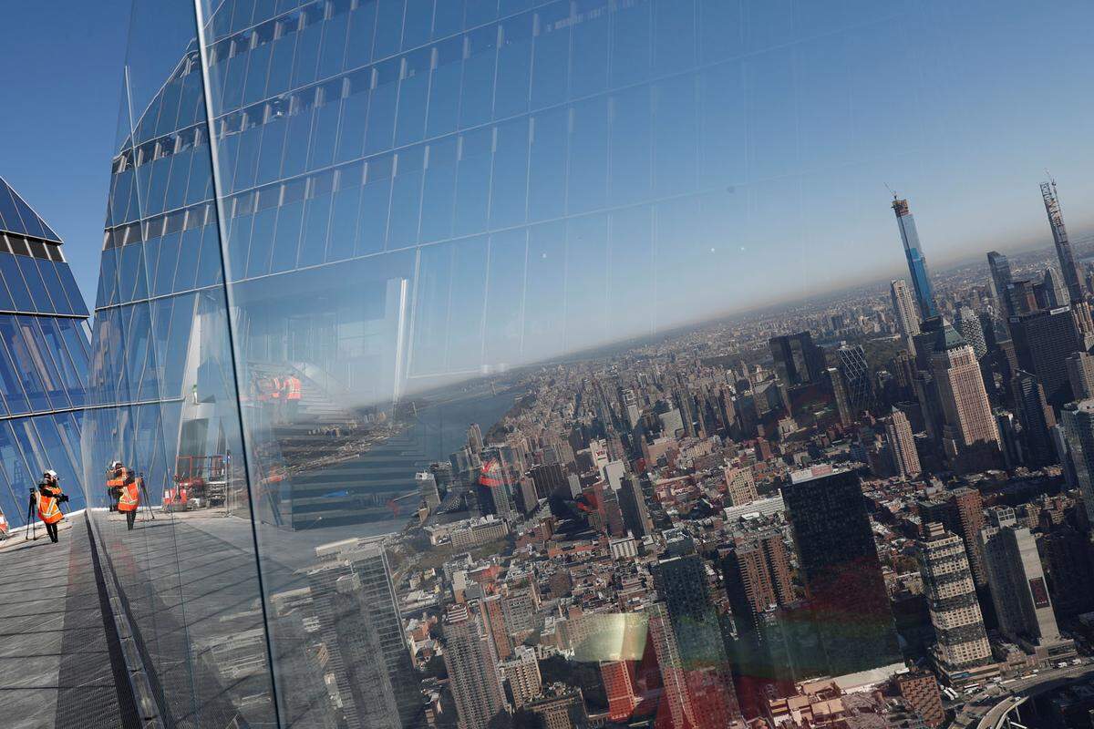 Das berühmte Gebäude mitten in Manhattan hat bisher auch die Nase vorn im Besucher-Wettbewerb: Rund vier Millionen Menschen kommen pro Jahr auf die Aussichtsplattformen des Empire State Buildings, jeweils rund die Hälfte staunen vom Rockefeller Center oder dem One World Trade Center aus.