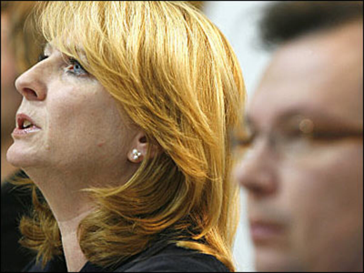 Kämpfen musste die 1962 in Wien geborene Bures schon früh. Sie war eines von sechs Kindern einer allein erziehenden Mutter. Privat ist sie mit dem früheren Rathaus-Pressesprecher Wolfgang Jansky zusammen, gemeinsam haben sie eine erwachsene Tochter. Im Bild: Bures mit Co-Bundesgeschäftsführer Norbert Darabos.