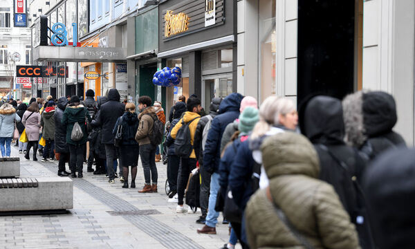 Schlange stehen nach dem Lockdown-Ende