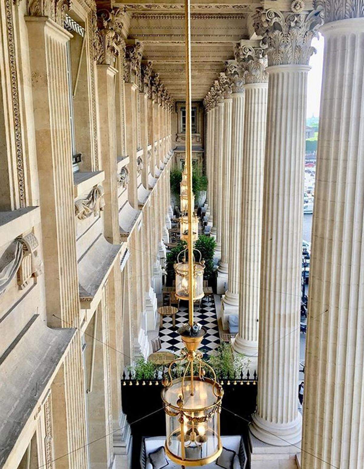 Hôtel de Crillon, Paris, Frankreich Es gibt wenige Hotels, die mehr Geschichte haben als das altehrwürdige Hôtel de Crillon in Paris. König Louis XV hat es in Auftrag gegeben, hier hatte Marie Antoinette einst Klavierunterricht. Nach einer vierjährigen Renovierungsphase eröffnete es im Junli 2017 mit "neuen" Annehmlichkeiten wie Klimaanlagen.