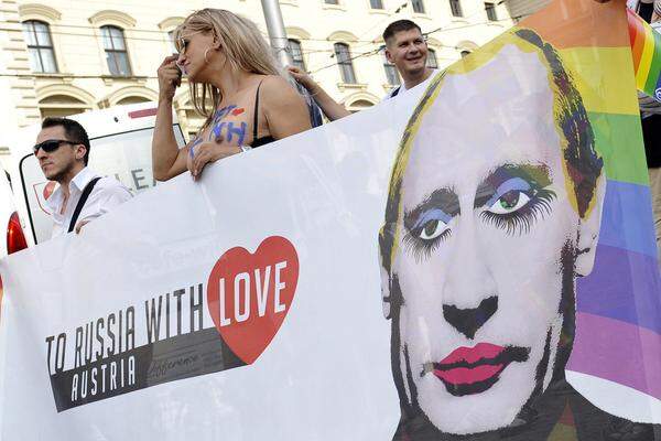 Am späten Nachmittag wurde dann auch noch auf einem Regenbogemarsch vom Schwarzenbergplatz zum Minoritenplatz gegen die Diskriminierung von Homosexuellen in Russland protestiert.