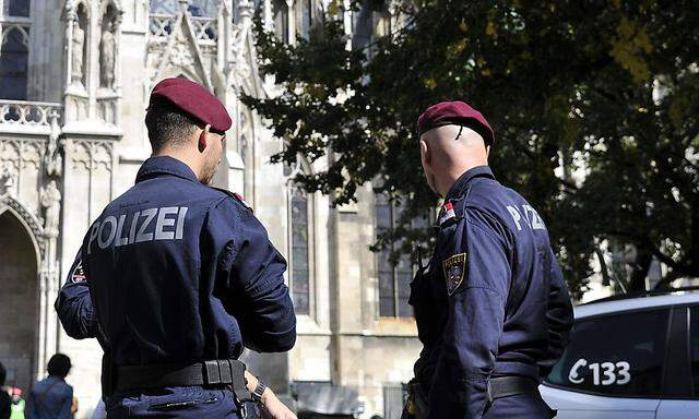 Archivbild: Polizei vor der Votivkirche
