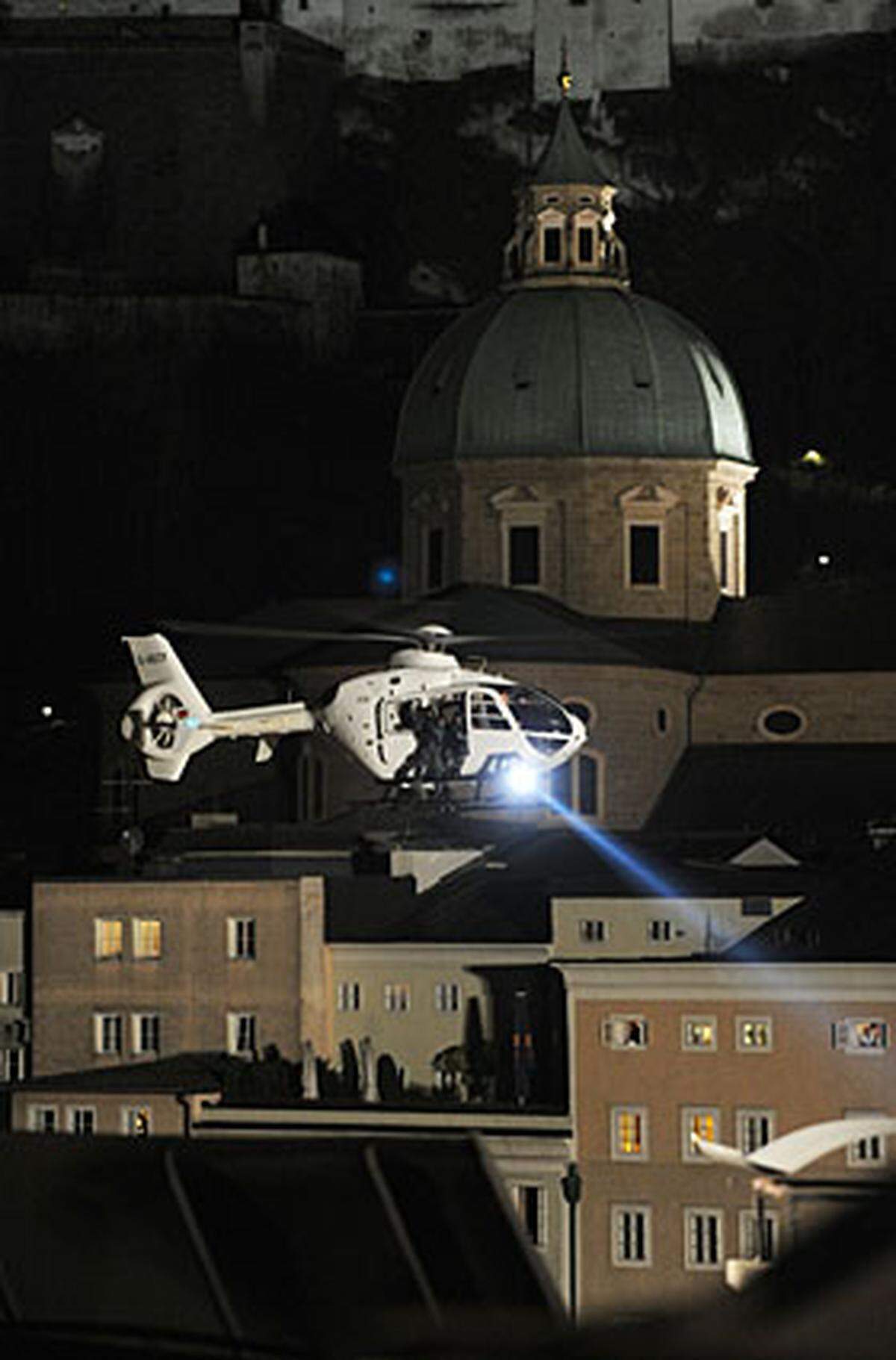 An der "Verfolgung" beteiligte sich ein weißer Helikopter EC 135, der über der Salzach flog und den flüchtenden Cruise mit einem Scheinwerfer suchte.