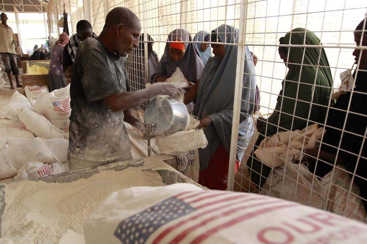Das "World Food Programme" verteilt im Lager von Dadaab Nahrungsmittel an Flüchtlinge. Einem Bericht der UN zufolge spitzt sich die Hungersnot in Somalia im Laufe des Jahres aber noch zu: Demnach werden bald alle Gebiete im Süden des Landes von der Hungersnot betroffen sein.