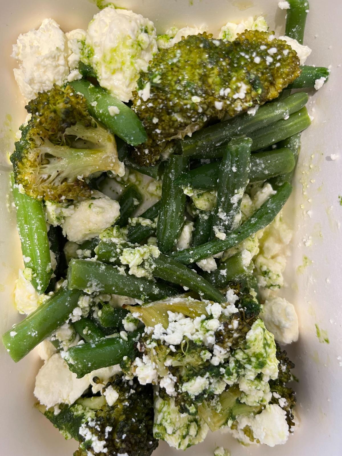 Lauwarmer Salat aus Brokkoli, knackigen Fisolen und kräftigem Innviertler Feta.