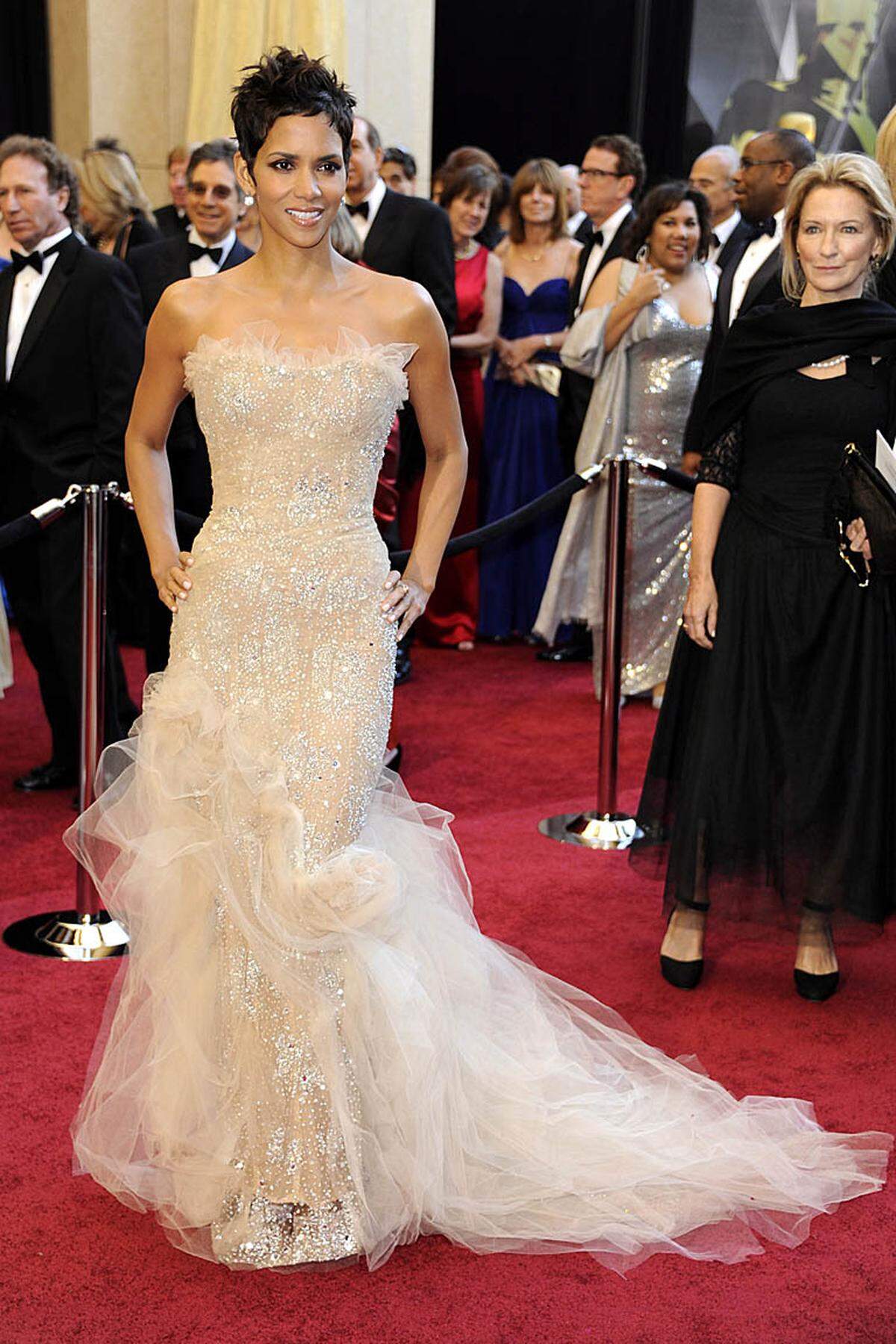 Oscar-Preisträgerin Halle Berry schwebte in einem silbrigen Kleid von Marchesa ein: Im Brustbereich hauteng, weitete es sich zu einer wilden Rüschen-Phantasie aus.