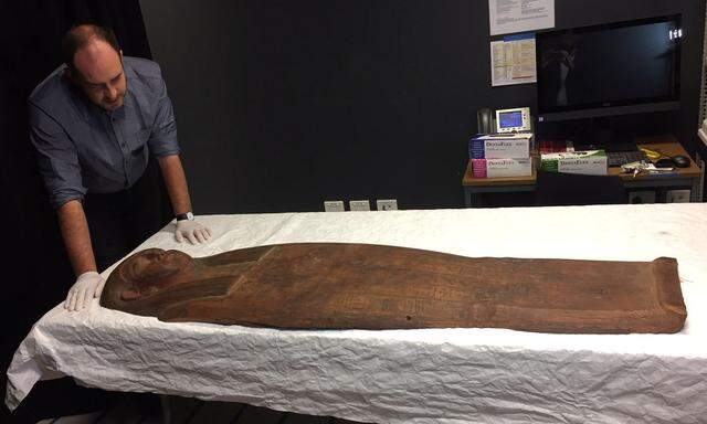 Die Experten der Universität versuchen nun, die Mumie zu identifizieren.