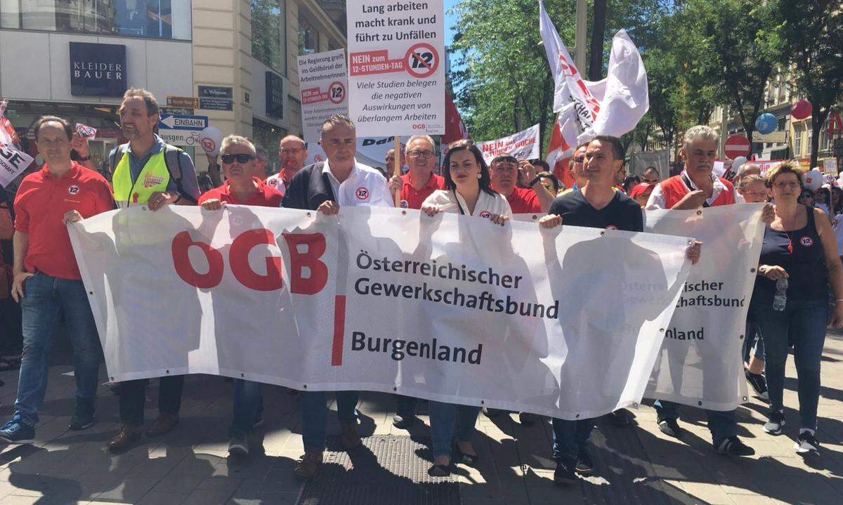 Auch Hans Peter Doskozil, SPÖ-Landesrat im Burgenland, marschierte mit. Ebenso SPÖ-Parteichef Christian Kern und seine Frau Evelyn Steinberger-Kern.