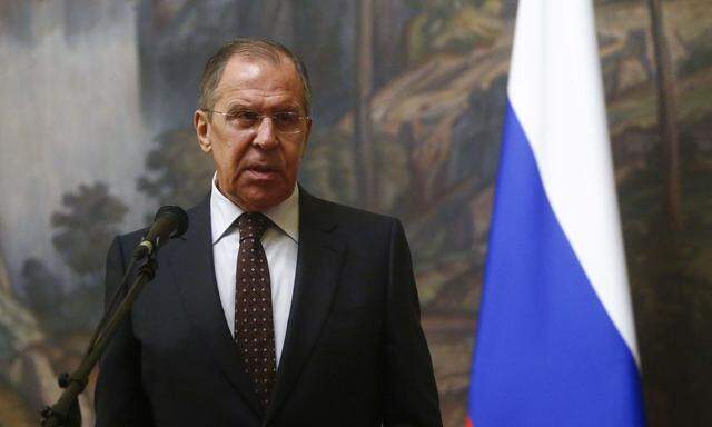 Russlands Außenminister Lawrow kündigt die Ausweisung von britischen Diplomaten an.