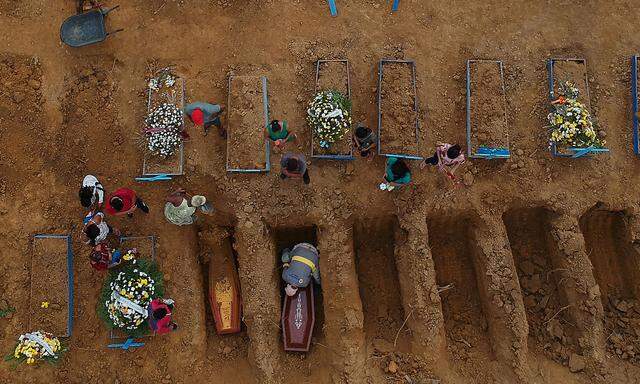 Eine Beerdigung in Manaus im Amazonas-Regenwald, Brasilien. In dem Land sind bisher 142.000 Menschen am Virus gestorben. Nur die USA haben mit über 200.000 mehr Tote zu beklagen. 