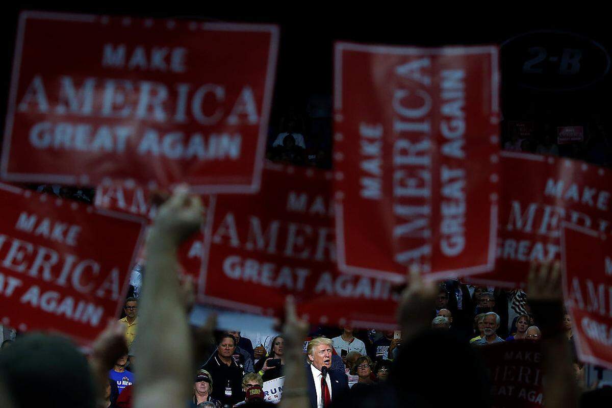 Trump zu "Make America great again" "Amerika war großartig zu mir, ich will großartig zu Amerika sein. Ich will uns wieder auf den richtigen Kurs bringen und Amerika wieder großartig machen."