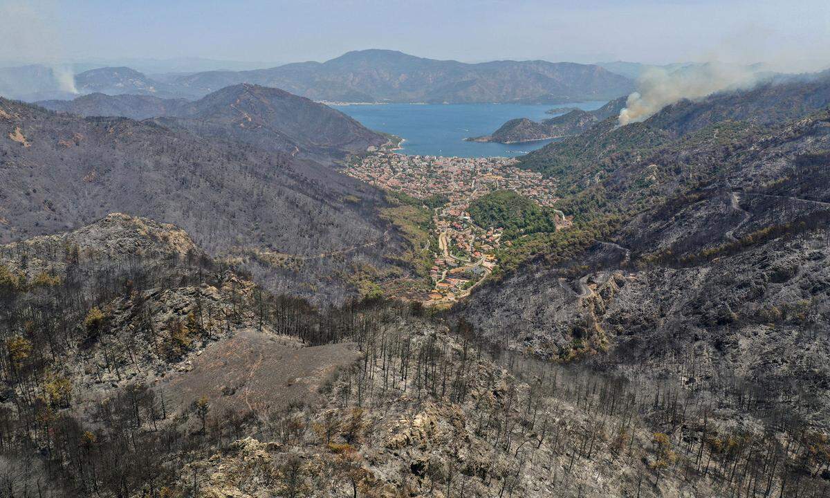 In der Südtürkei wurden erneut Dutzende Hotels und Dörfer evakuiert. Im Bild: eine Luftaufnahme des Waldbrands bei Marmaris in der Region Icmeler.