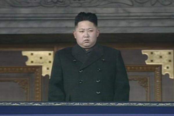 In einer riesigen Militärparade wurde die Macht an Kim Jong-un übergeben. Er wurde zum "Obersten Führer der Partei und Armee" ausgerufen.