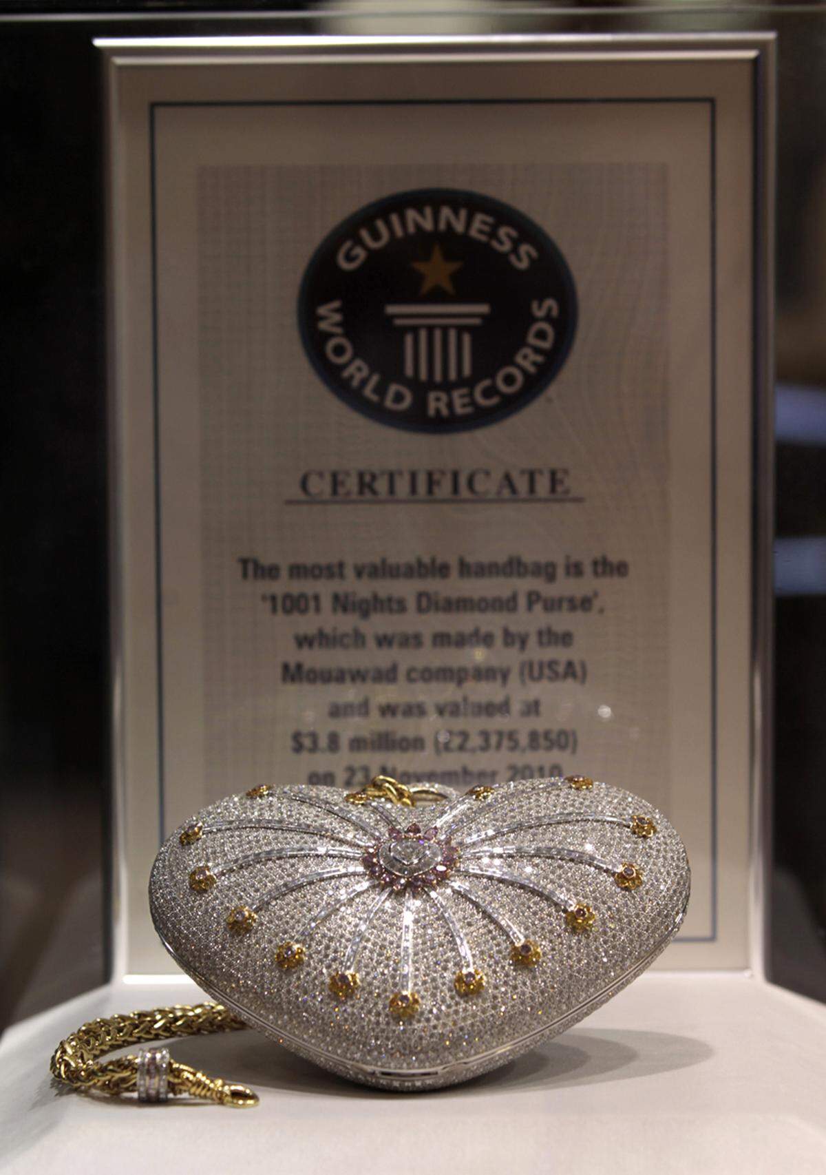 Die "The Mouawad 1001 Nights Diamond Purse" ist sogar noch teurer. 4517 Diamanten (381,92 Karat) sowie 18 Karat Gold wurden verarbeitet. Sie kostet 3,8 Millionen Dollar und schaffte es damit als teuerste Tasche der Welt ins Guinness Buch der Rekorde.