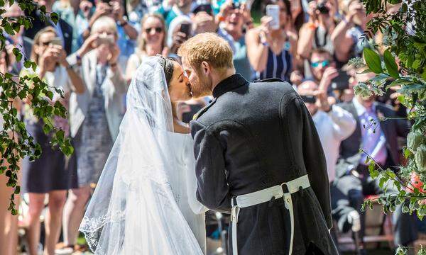 Markles Hochzeit mit Prinz Harry ist nicht nur eine transatlantische Lovestory, die das Haus von Windsor mit Hollywood verlinkt. Laut einer Rechnung von "Brand Finance" (veröffentlicht vom "Forbes"-Magazin) könnte Markles erstes Jahr als Mitglied der Königsfamlie dem britischen Staat rund  500 Millionen Pfund einspielen - der Startschuss in die „Meghan-Ära“. Ein Wert, der mit der Hochzeit noch steigen wird. Allein der britischen Modeindustrie könnte die Neo-Herzogin jährlich 150 Millionen Pfund verschaffen. 