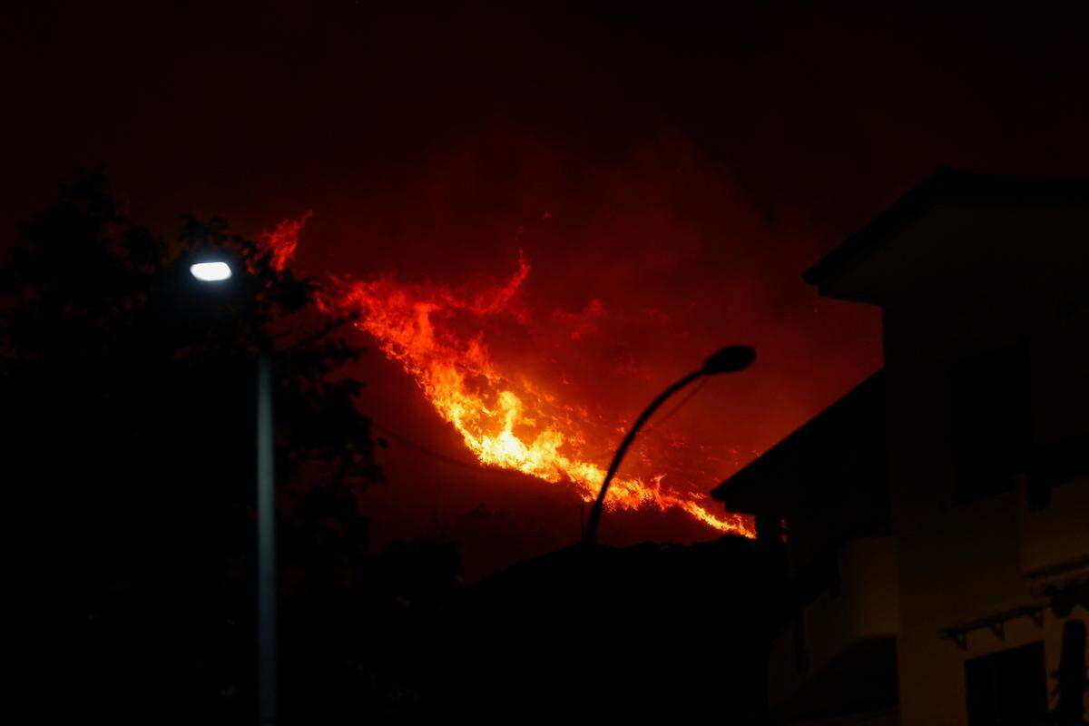 Das Feuer frisst sich durch das Gelände von Sizilien.