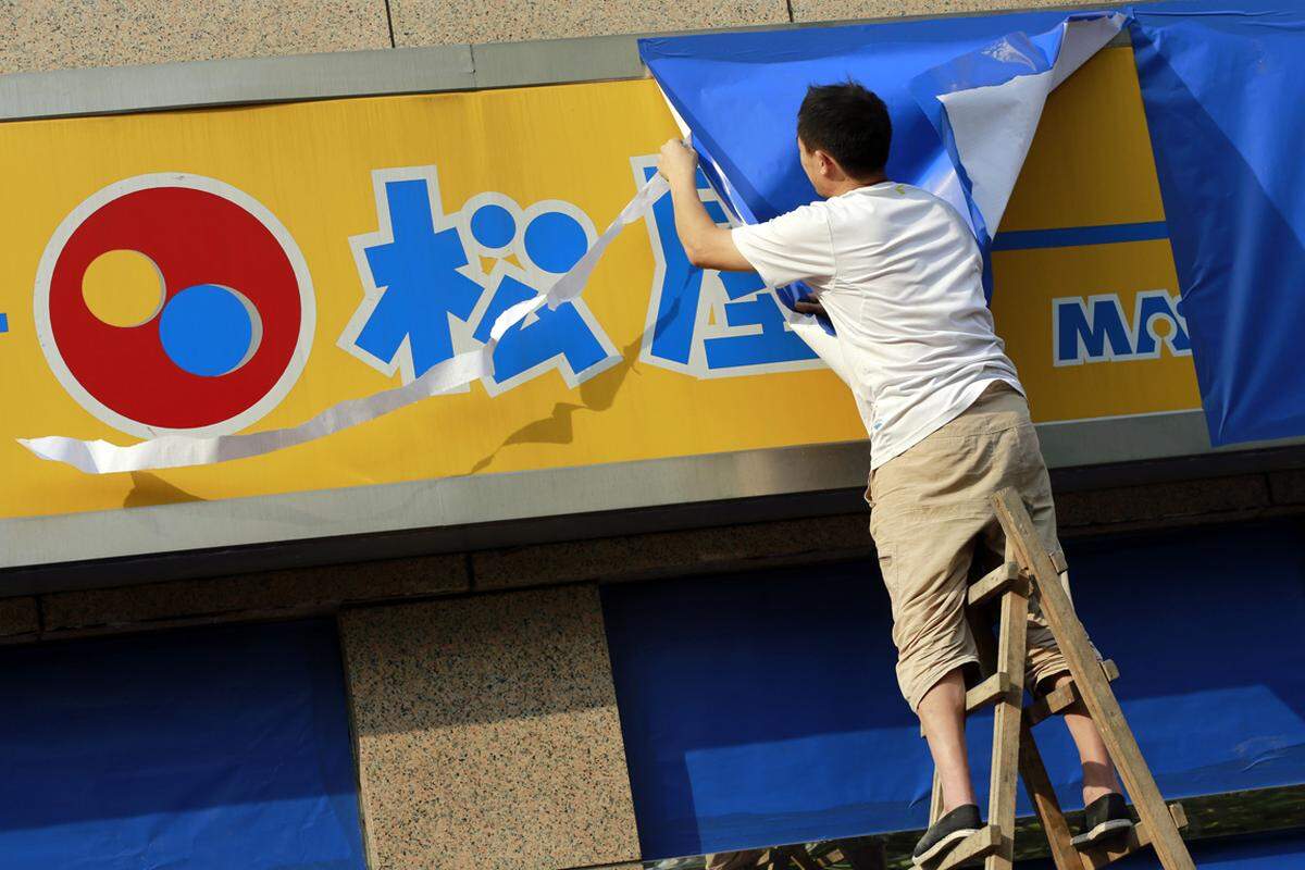 Inhaber japanischer Restaurants verdecken aus Angst vor Vandalismus ihre Schilder, Sushi-Bars hängen demonstrativ chinesische Flaggen an die Türen.