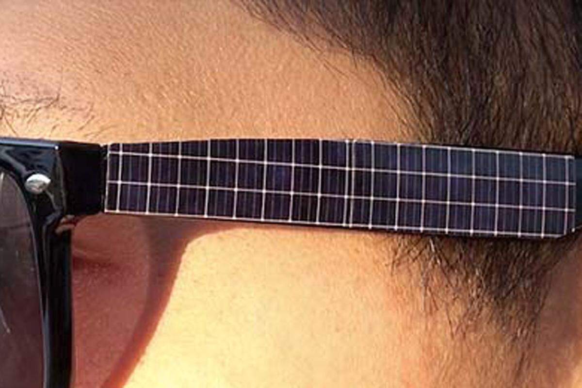 Sonnenlicht lässt sich bekanntlich mittels Solarzellen in Strom umwandeln. Diesen Effekt machte sich der indische Designer, Sayalee Kaluskar, zunutze, indem er seine Sonnenbrille mit Solarzellen kombinierte. Das Resultat war eine coole Sonnenbrille, die umweltfreundlich Strom für sein iPhone erzeugen kann. Die Solarzellen befinden sich auf dem Bügel der Brille, die über den ganzen Tag Strom erzeugt und für den späteren Gebrauch in einem kleinen Akku speichert.